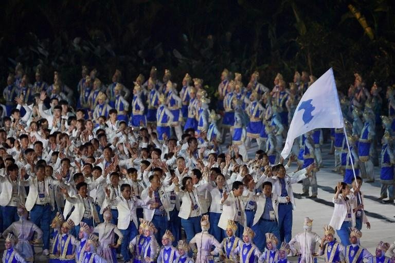 Coreias desfilam conjuntamente na abertura dos Jogos Asi&aacute;ticos