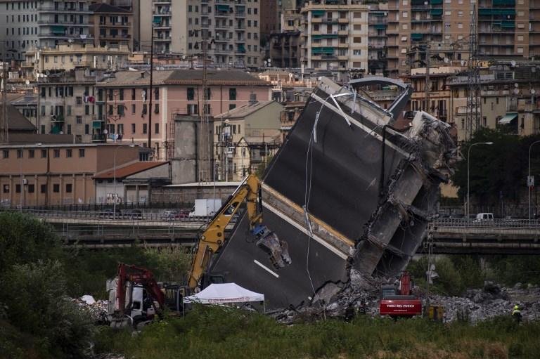 Gruas e escavadeiras ainda retiravam escombros do local at&eacute; manh&atilde; desta quinta-feira