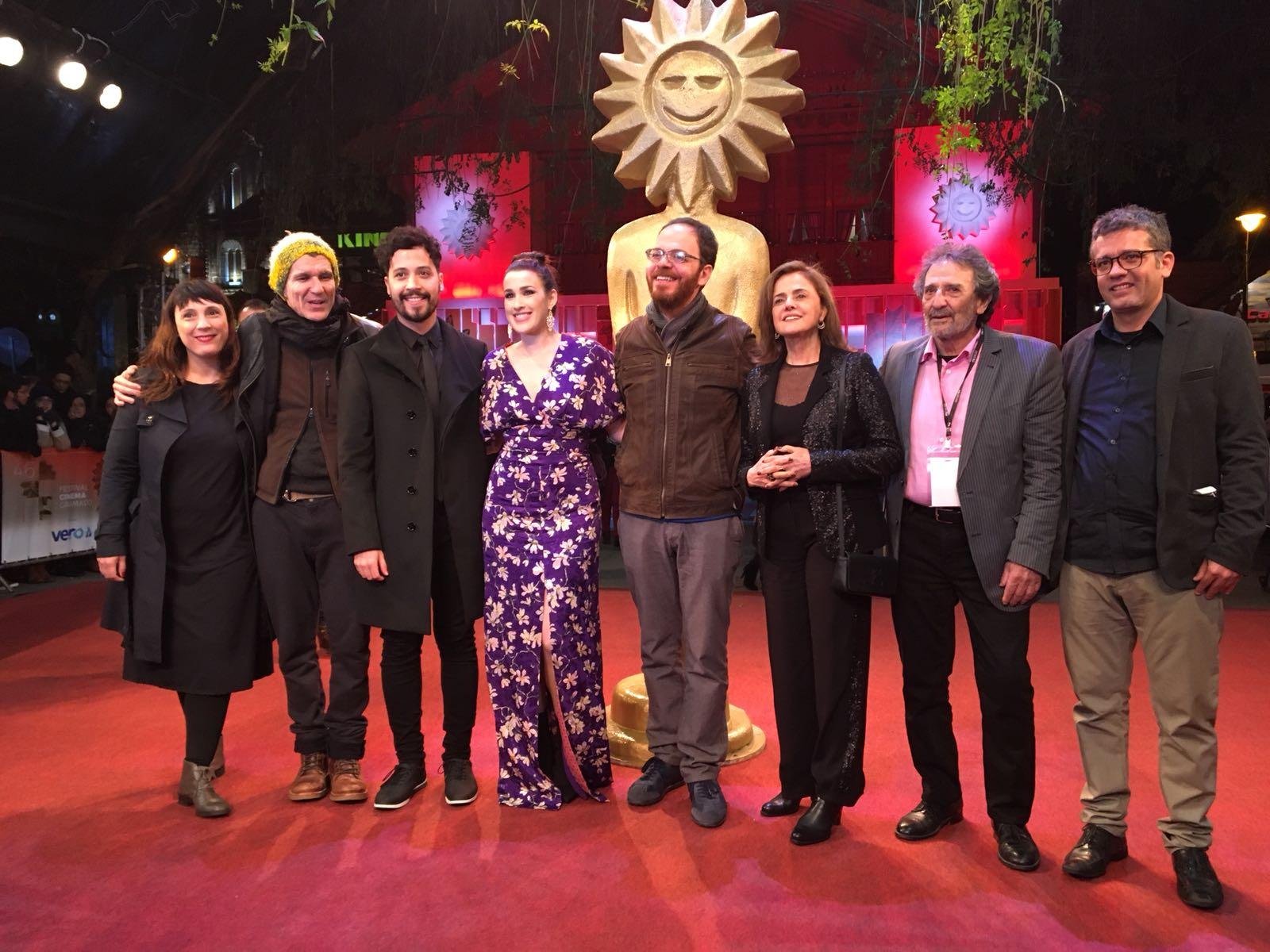 Equipe do filme "A Voz do Sil&ecirc;ncio" no tapete vermelho do 46&ordm; Festival de Cinema de Gramado
