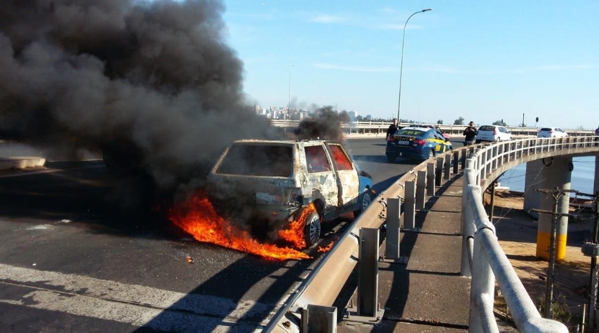 Carro incendeia na ponte do Gua&iacute;ba	