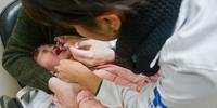 Mais de 11 mil crianças são vacinadas contra poliomelite e sarampo em Porto Alegre 