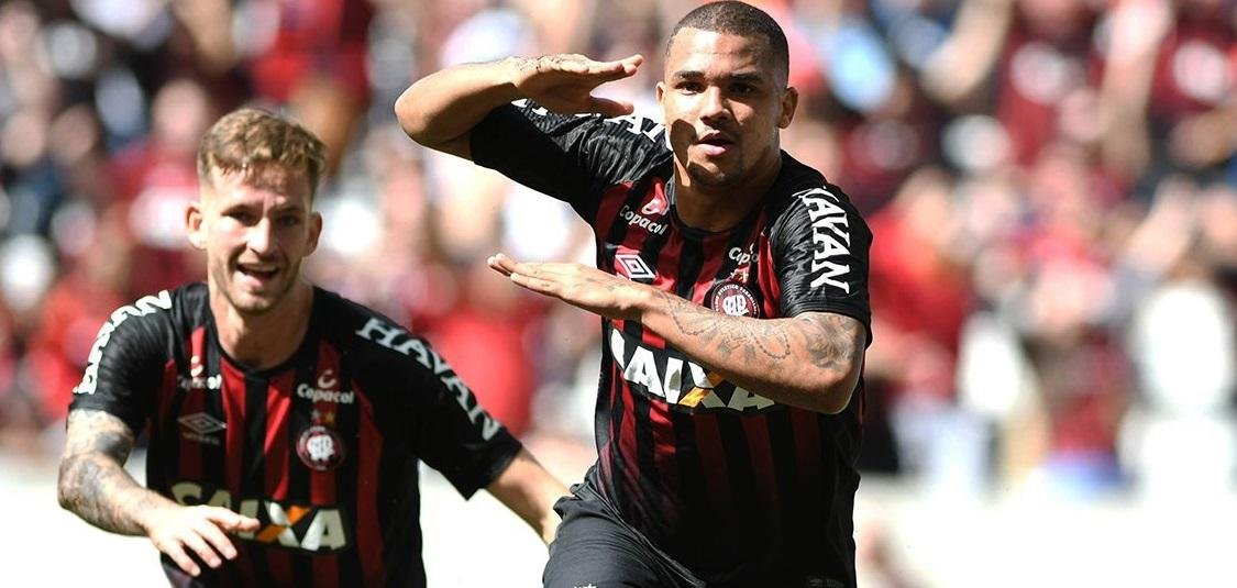 Flamengo &eacute; goleado pelo Atl&eacute;tico-PR em Curitiba por 3 a 0