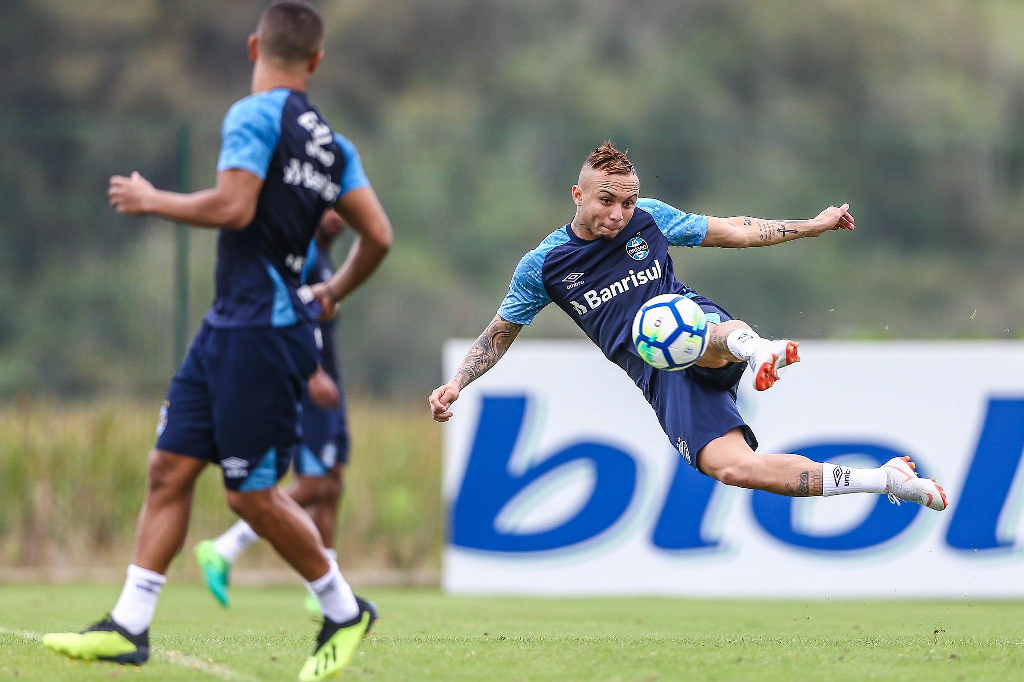 Convocado, Everton desfalcar&aacute; o Tricolor no cl&aacute;ssico Gre-Nal