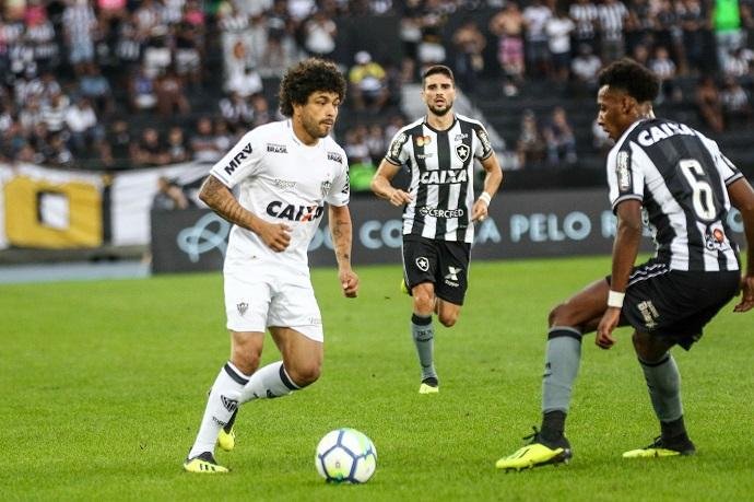Atl&eacute;tico-MG bate Botafogo no Engenh&atilde;o e se mant&eacute;m perto dos l&iacute;deres
