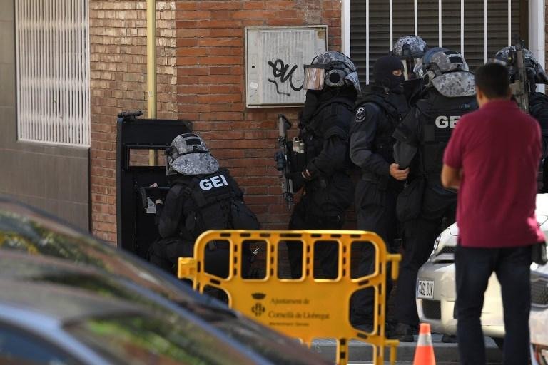 Homem &eacute; abatido em ataque terrorista com faca a uma delegacia na Espanha