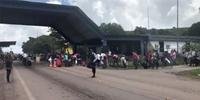 Após tensão, imigrantes venezuelanos voltam a cruzar a fronteira em Roraima