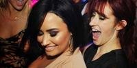 Dançarina de Demi Lovato faz desabafo após ser acusada de fornecer drogas