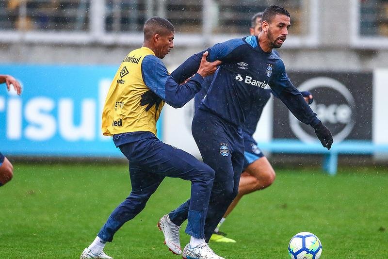 Gr&ecirc;mio treinou com chuva nesta segunda no CT Luiz Carvalho