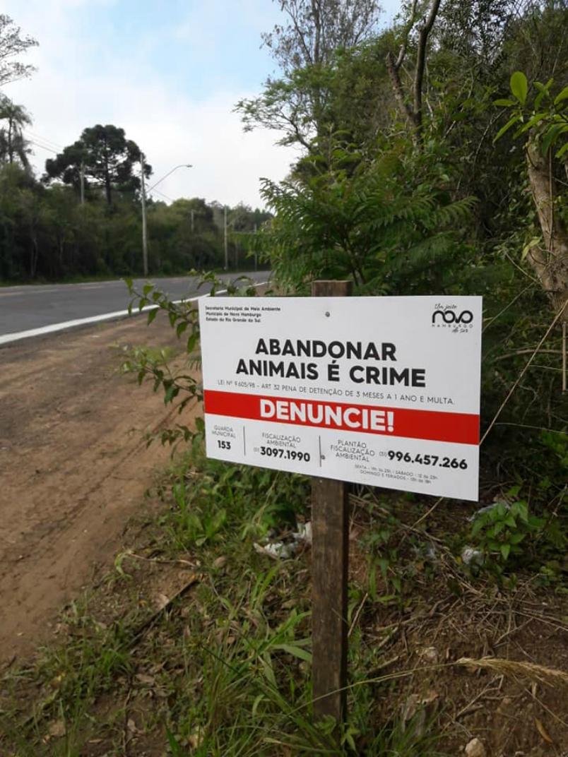 As placas indicam os contatos para den&uacute;ncias