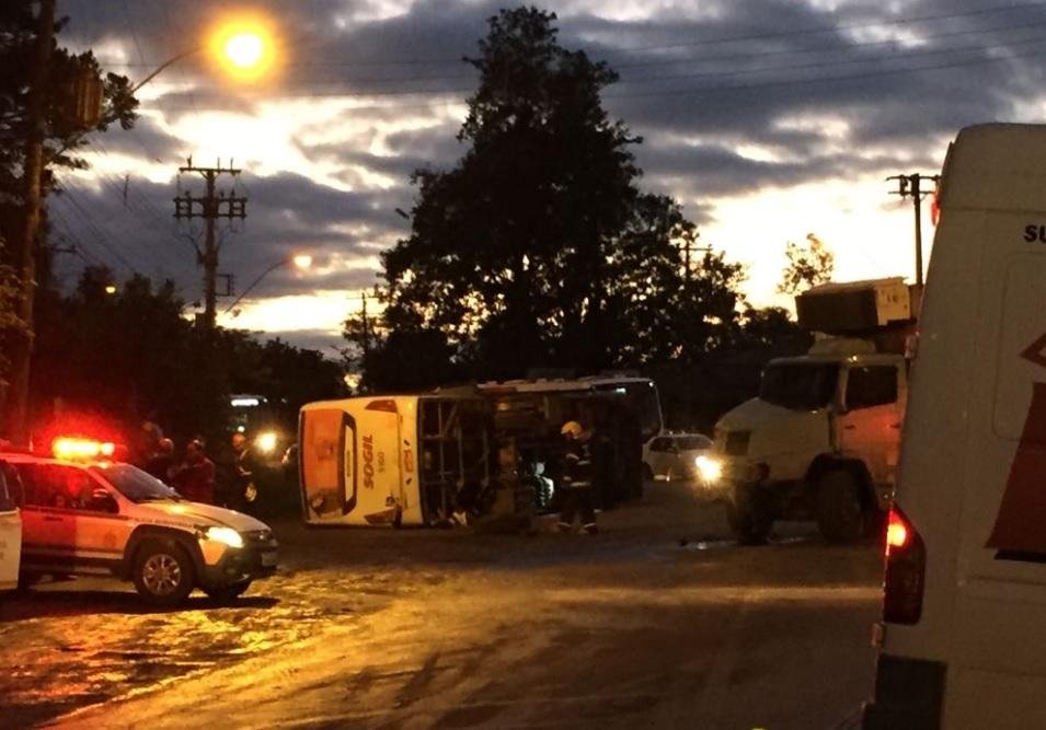 Colis&atilde;o entre &ocirc;nibus e caminh&atilde;o deixa v&aacute;rios feridos em Gravata&iacute; 