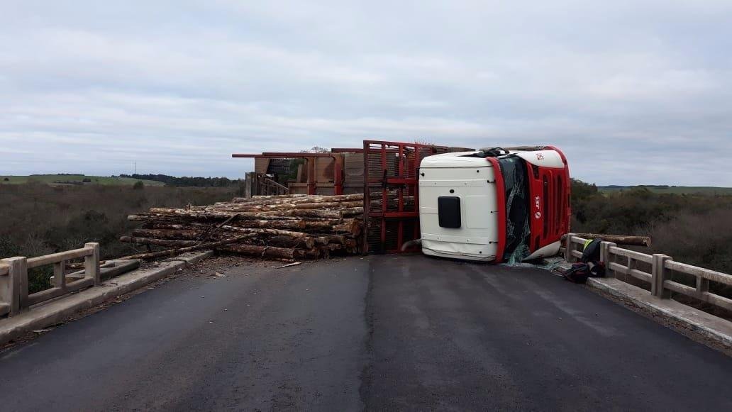 Acidente envolvendo caminh&atilde;o bloqueia BR 290