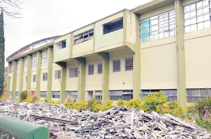 Limpeza da &aacute;rea foi suspensa por irregularidades no canteiro de obras
