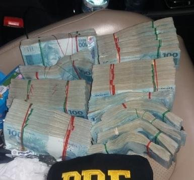 PRF apreende R$ 300 mil na BR 158 em Peju&ccedil;ara