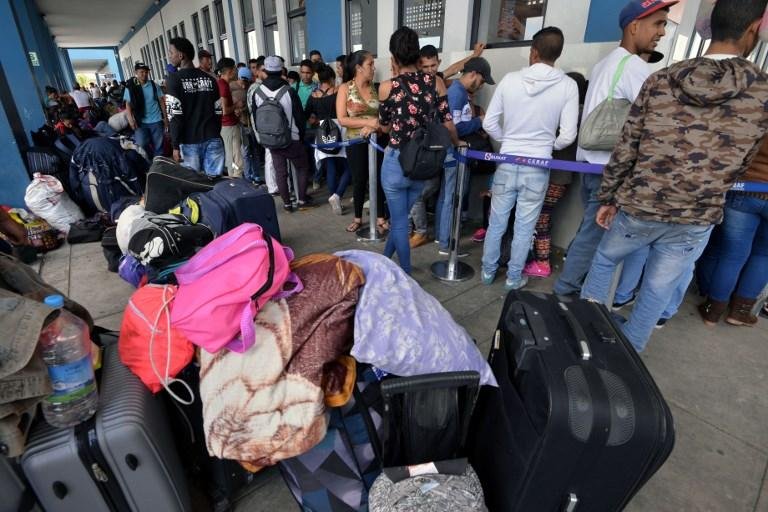 Sem passaporte, venezuelanos enfrentam caminhadas para garantir ref&uacute;gio