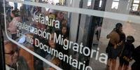 Centenas de imigrantes sem passaporte serão transportados em ônibus até a fronteira