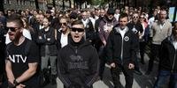 Neonazistas protestam em Estocolmo sob vaias