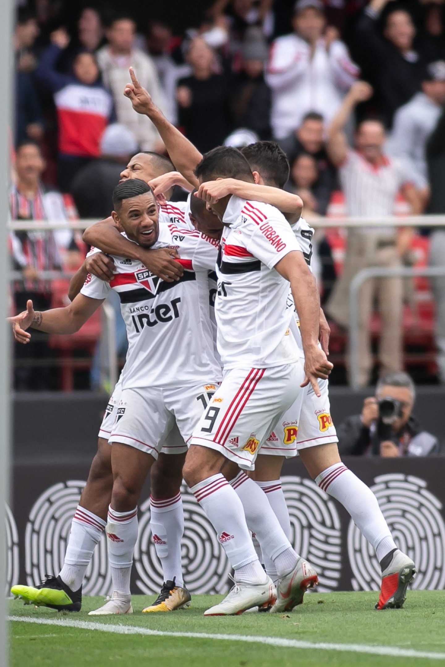 Bruno Peres comemora gol contra o Cear&aacute;