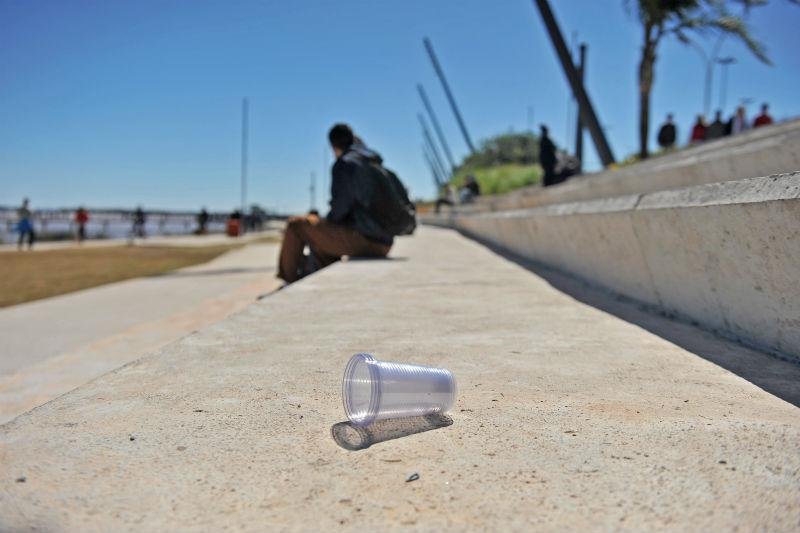 Mais de duas toneladas de lixo s&atilde;o recolhidas na Orla do Gua&iacute;ba 