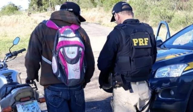 Ve&iacute;culo tinha placa e chassis adulterados e homem antecedentes por furto
