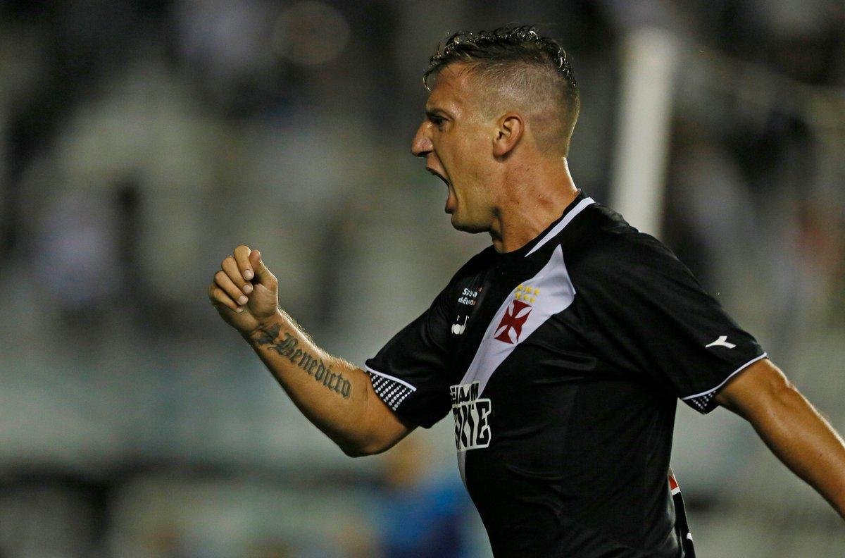 Argentino deu assist&ecirc;ncia para o primeiro gol e marcou o seu no 3 a 1