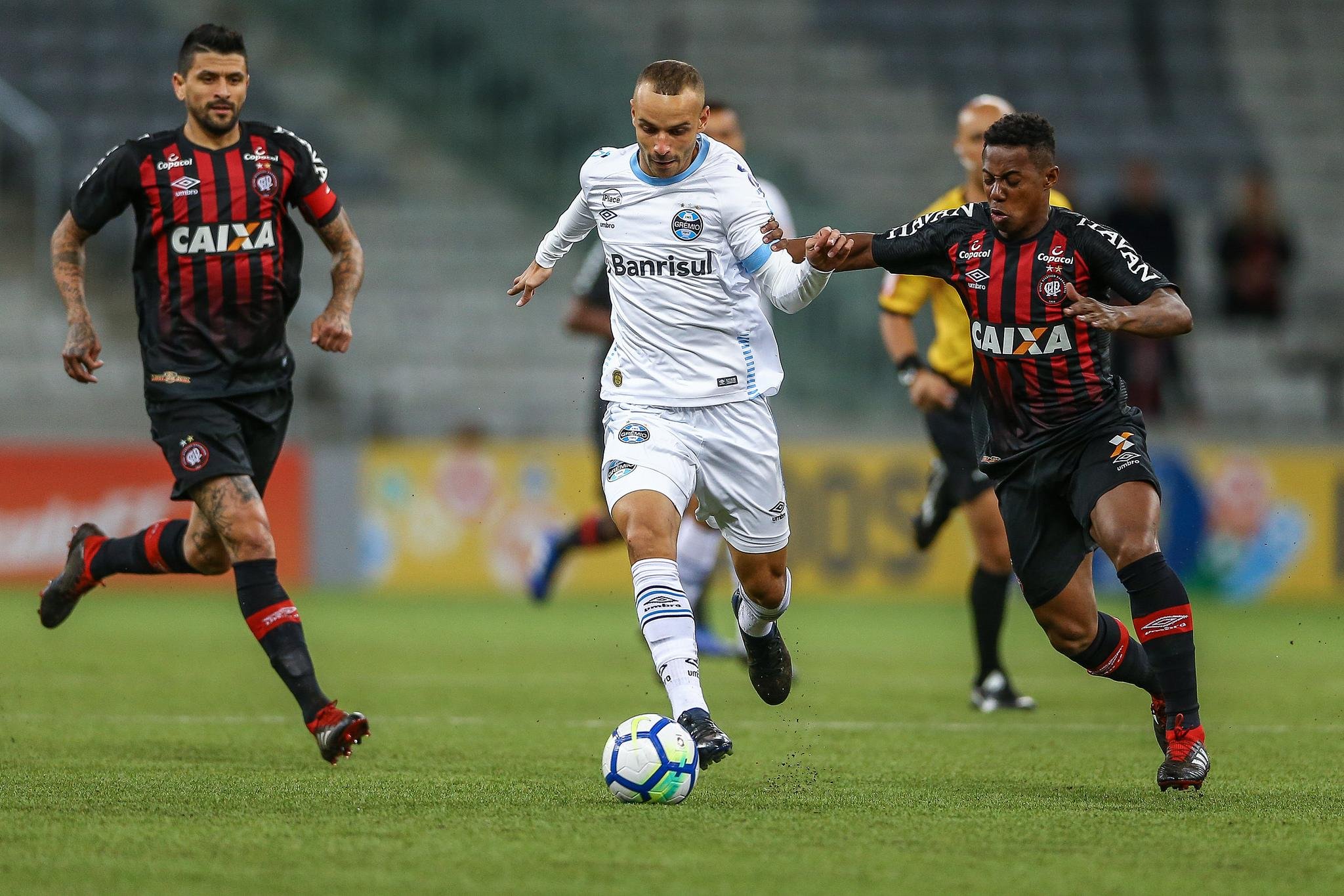 Gr&ecirc;mio encara o Atl&eacute;tico-PR fora de casa