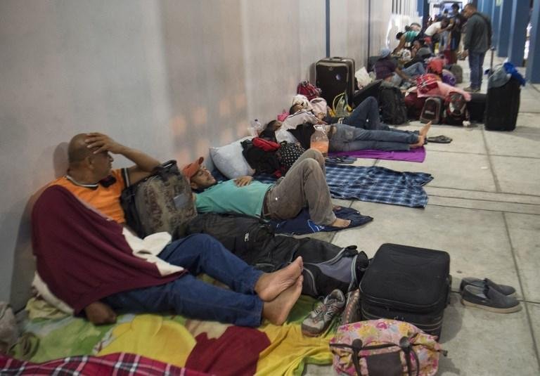 Venezuelanos dormem no Centro Binacional de Tratamento Fronteiri&ccedil;o de Tumbes