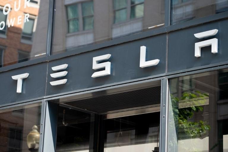 Musk disse que informou o conselho de administra&ccedil;&atilde;o da Tesla de que o melhor caminho para a empresa &eacute; continuar com o capital aberto