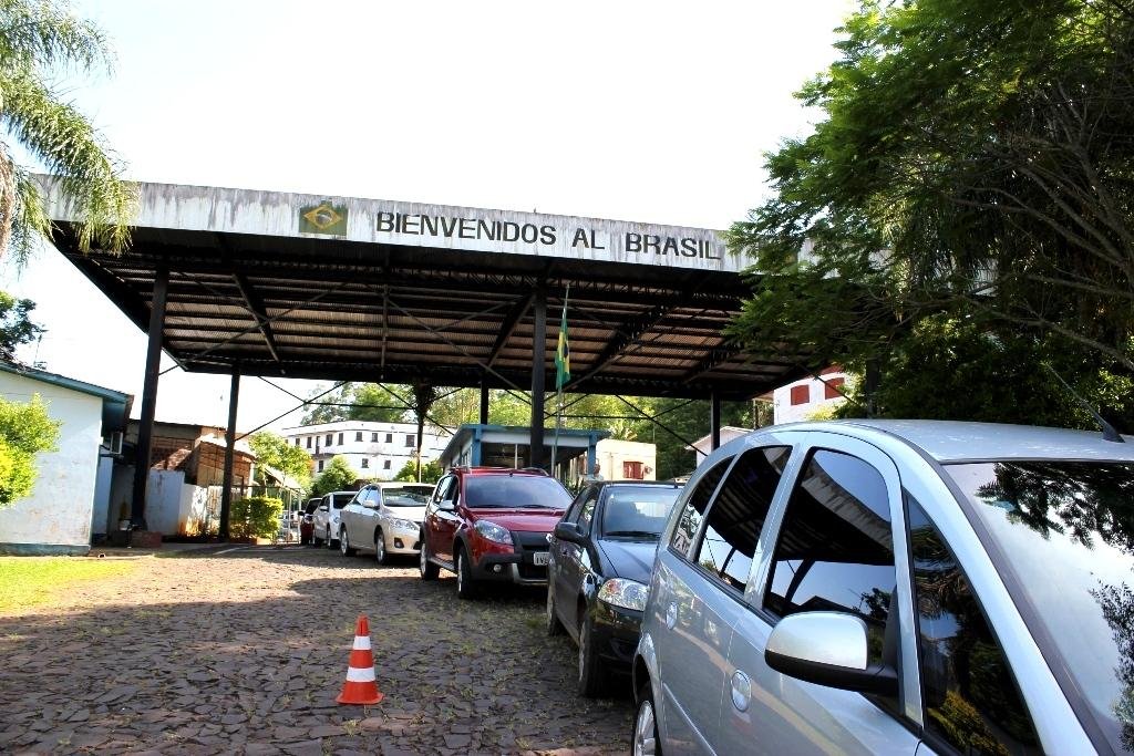 Porto de Soberbo, do lado brasileiro, recebe turistas argentinos