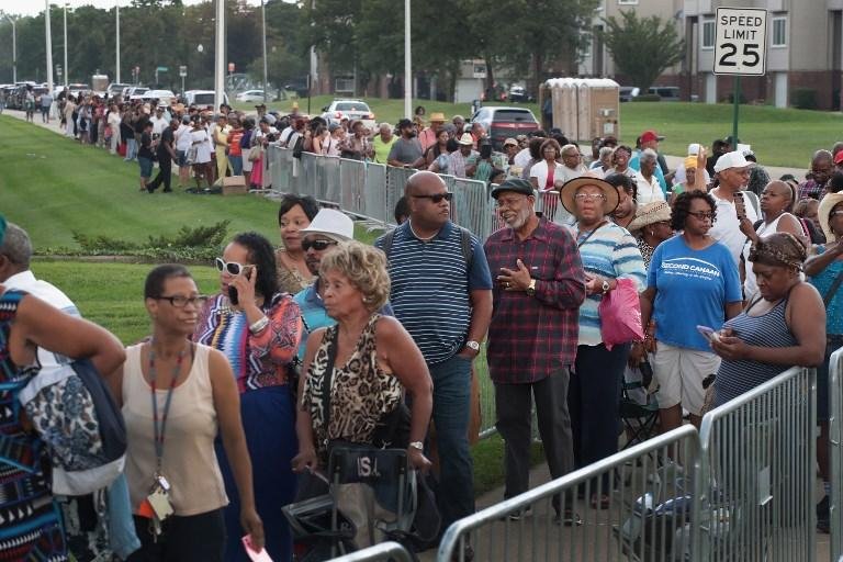 F&atilde;s fazem longas filas para se despedir de Aretha Franklin
