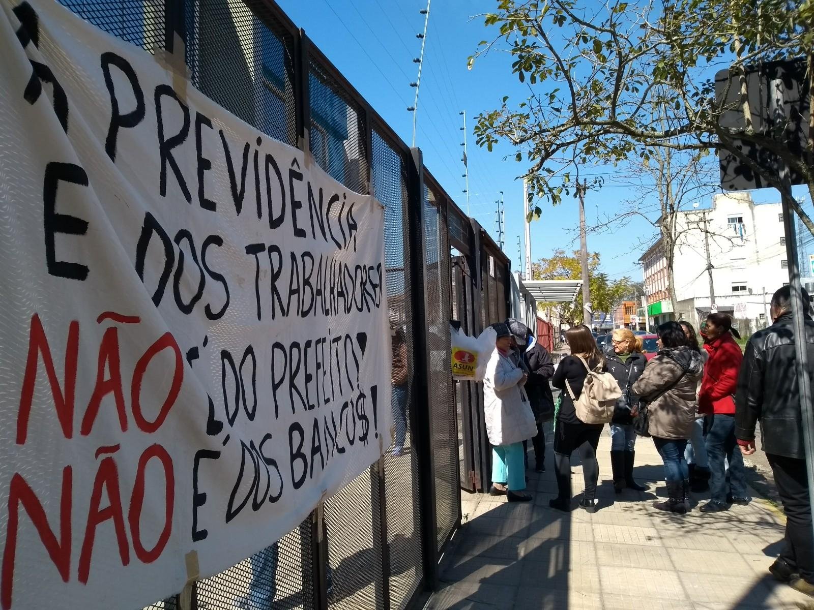 Categoria permaneceu em frente ao pr&eacute;dio do Instituto, onde ocorria reuni&atilde;o da dire&ccedil;&atilde;o  