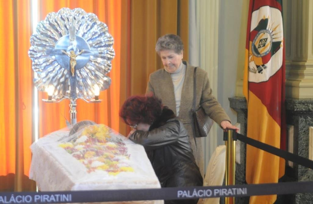 Vel&oacute;rio foi marcado por muita emo&ccedil;&atilde;o no Pal&aacute;cio Piratini