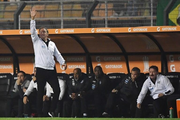 Treinador n&atilde;o acredita na revers&atilde;o da puni&ccedil;&atilde;o determinada pela Conmebol 