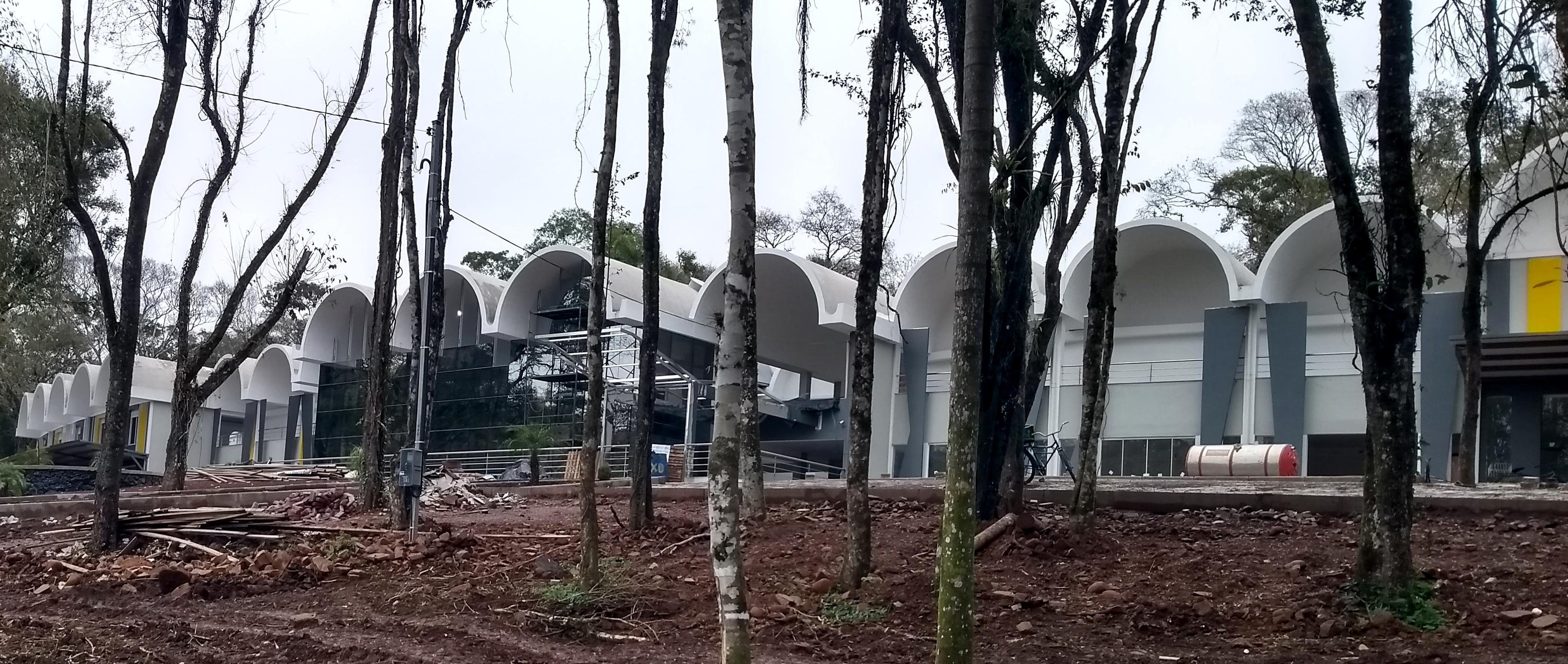 O pr&eacute;dio inacabado ser&aacute; transformado em hotel
