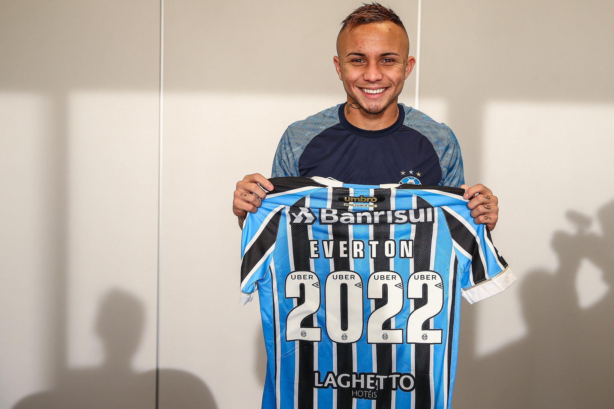 Everton assinou contrato at&eacute; dezembro de 2022