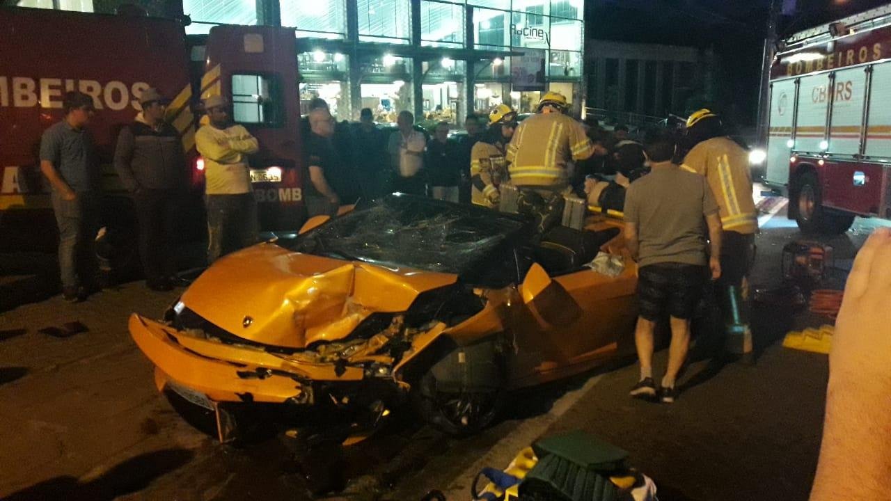 Supercarro de aluguel saiu da pista na estrada entre Canela e Gramado