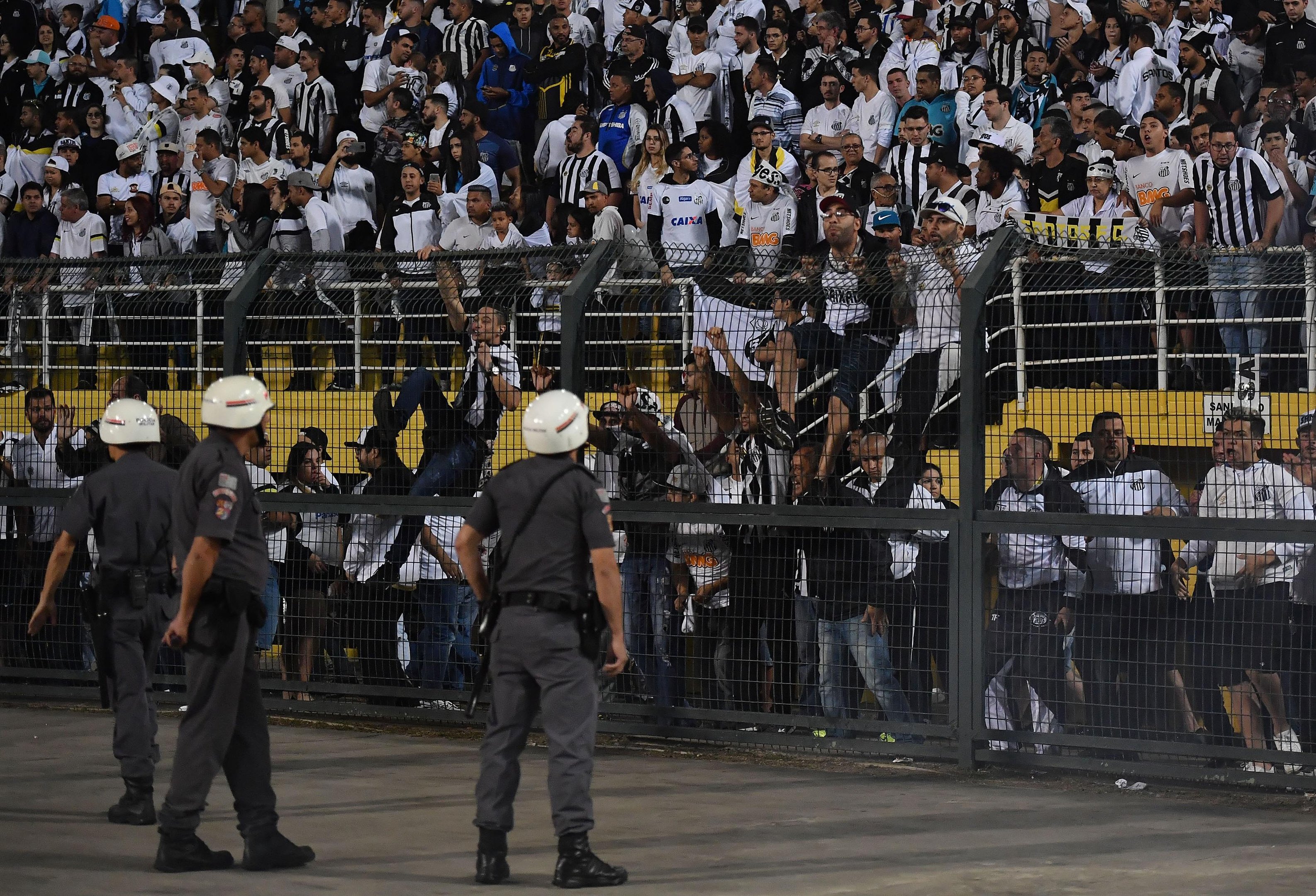 Sinalizadores foram jogados e cadeiras depredadas na elimina&ccedil;&atilde;o para o Independiente na Libertadores