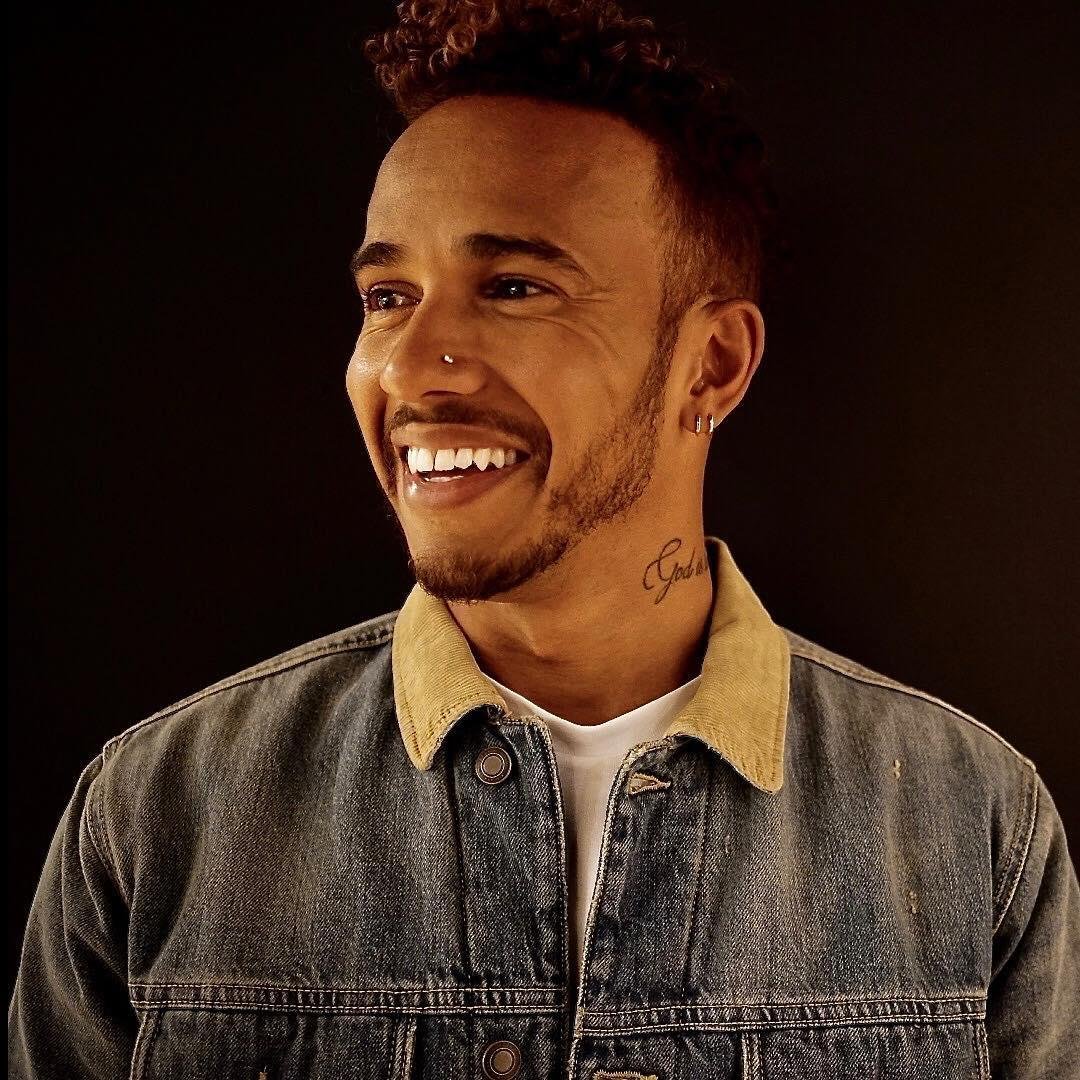 Lewis Hamilton cria cole&ccedil;&atilde;o sem g&ecirc;nero para Tommy Hilfiger