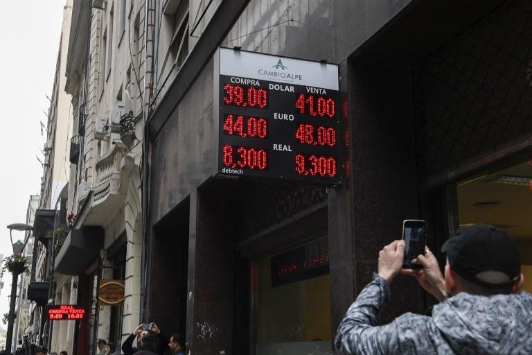 Na manh&atilde; desta quinta-feira, moeda argentina ainda perdia 12% de seu valor 