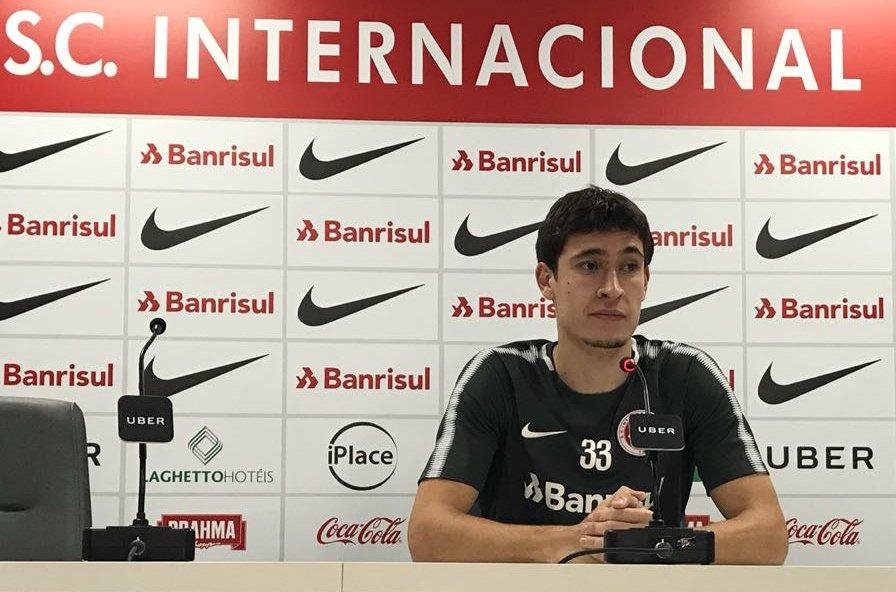 Dourado est&aacute; pendurado com dois cart&otilde;es amarelos