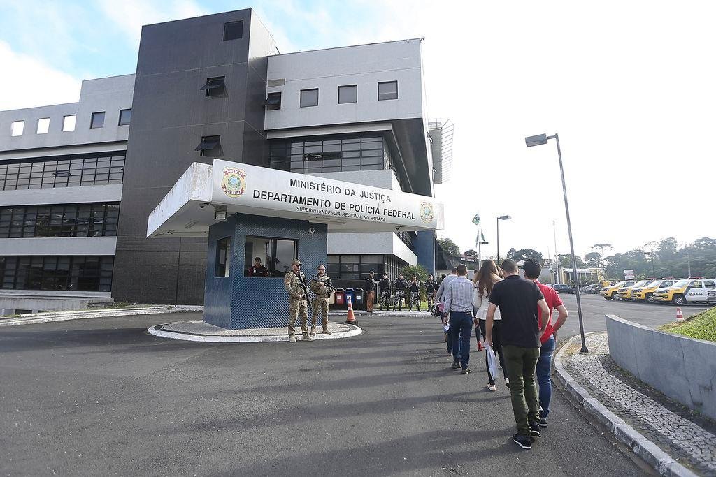Ex-presidente do Parlamento Europeu visita Lula na pris&atilde;o