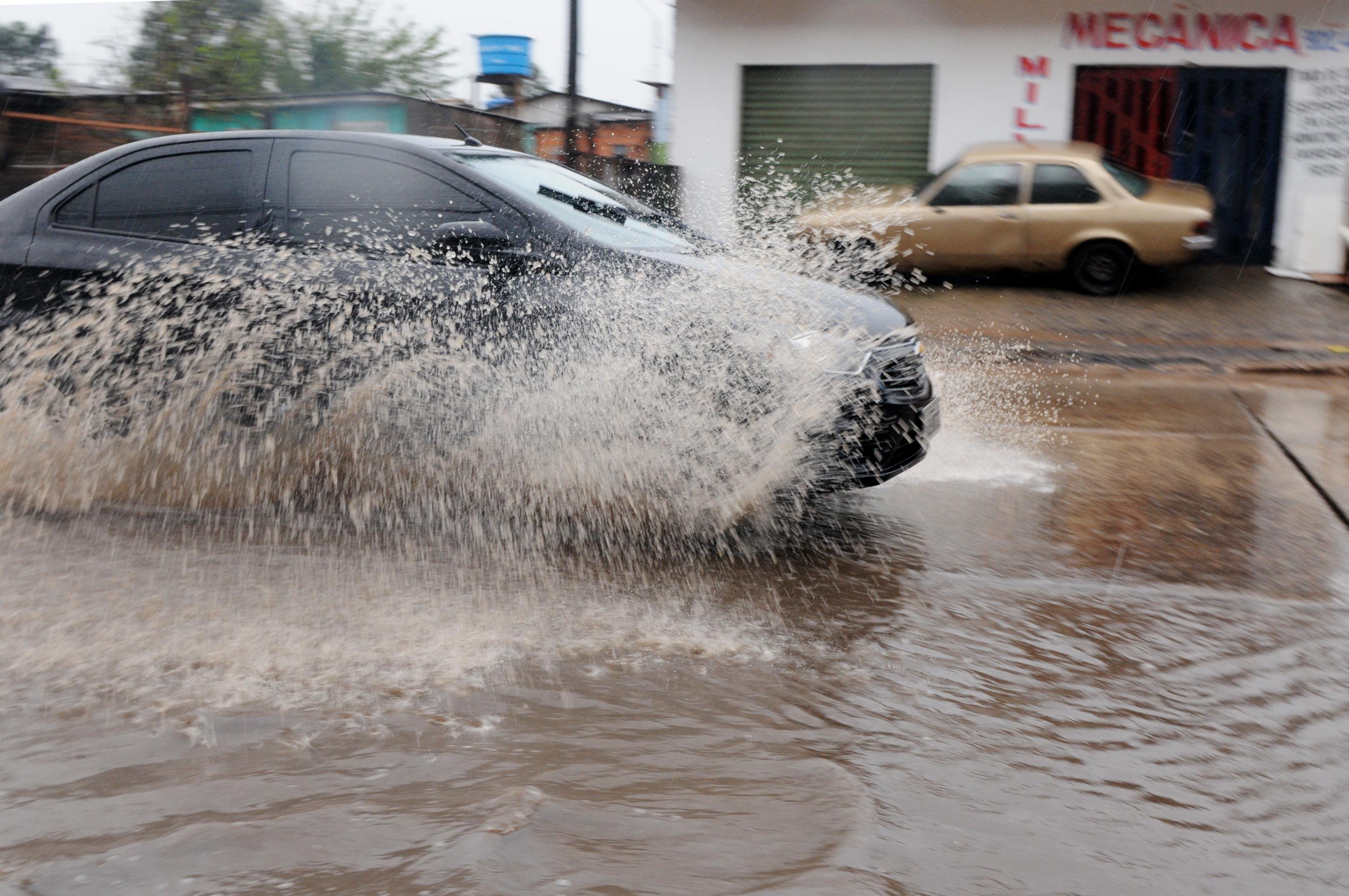 Motoristas precisaram redobrar a aten&ccedil;&atilde;o no tr&acirc;nsito de Porto Alegre nesta sexta-feira
