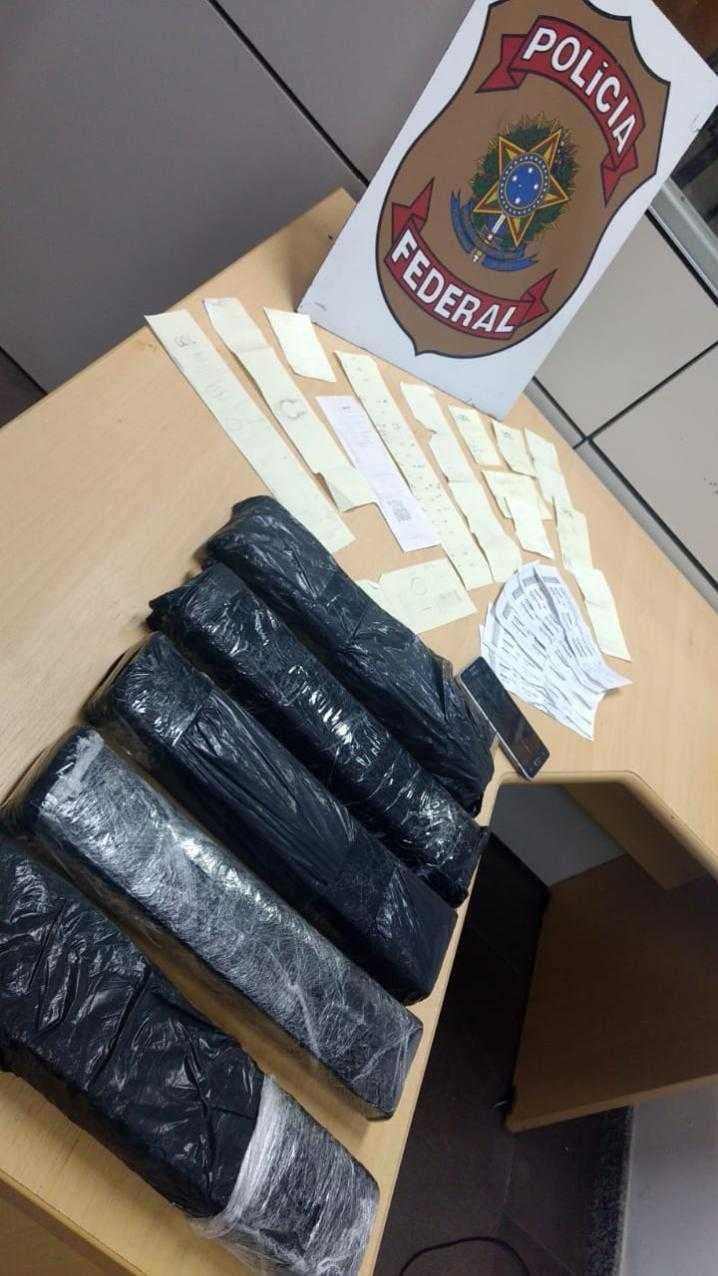 Droga apreendida na bagagem de m&atilde;o da jovem