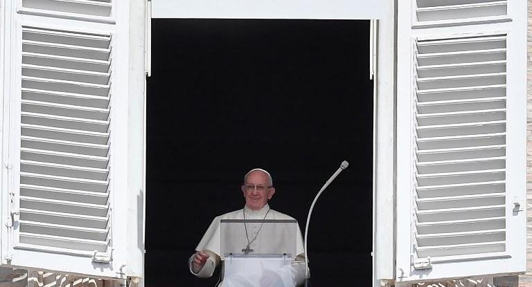 Papa Francisco durante ora&ccedil;&atilde;o deste domingo