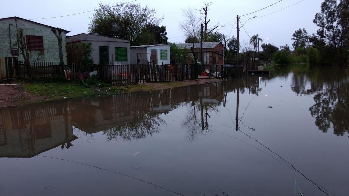 Com a chuva, rio Vacaca&iacute; invadiu ruas em S&atilde;o Gabriel 