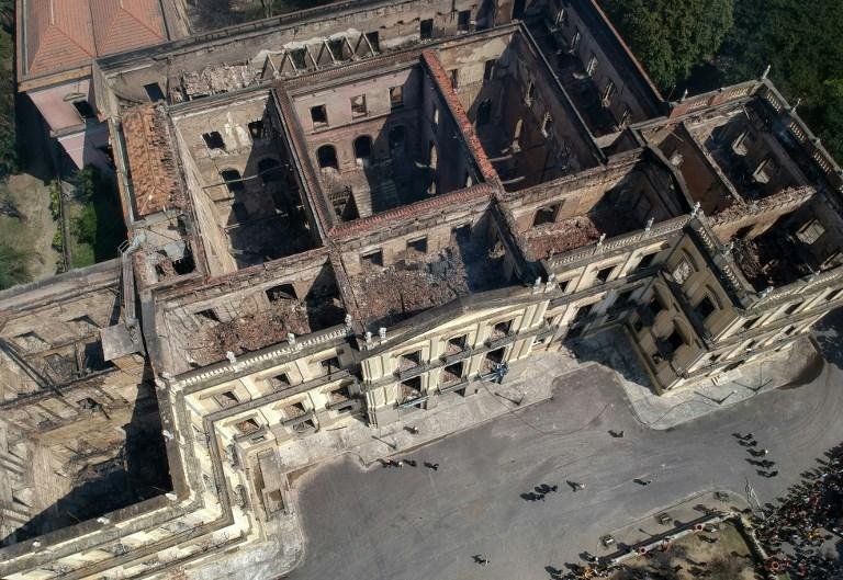 Fogo fez o teto desabar e o interior do edif&iacute;cio foi praticamente destru&iacute;do