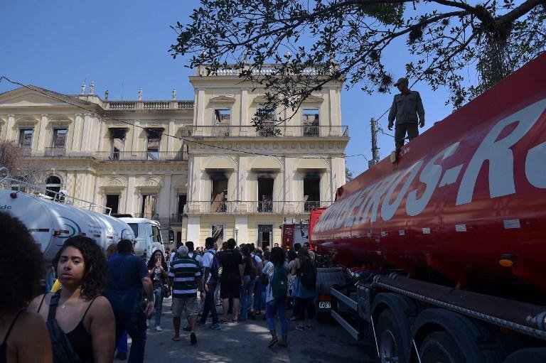 Funcion&aacute;rios fizeram vig&iacute;lia no local acompanhando o trabalho dos bombeiros