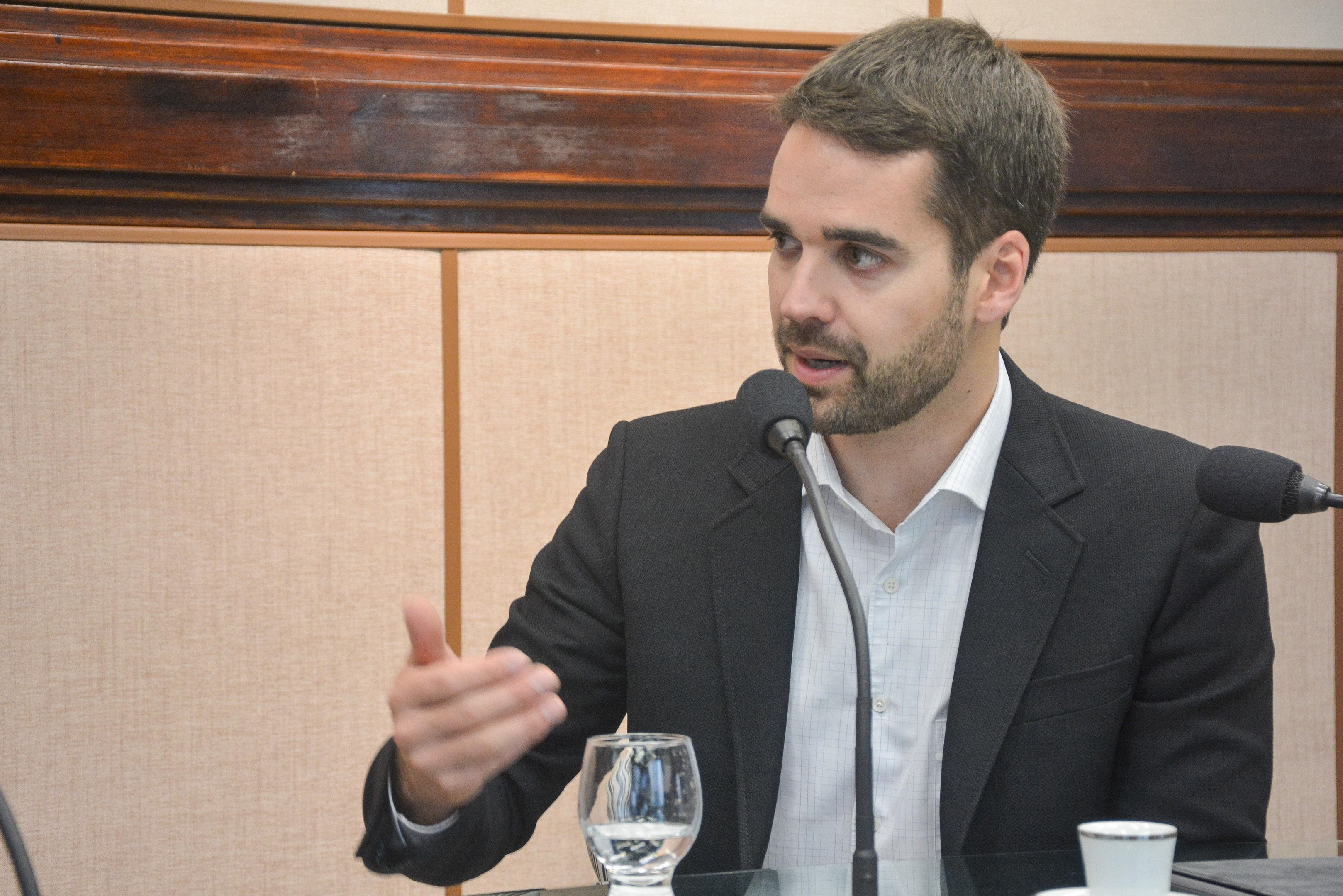 Candidato ao governo do Rio Grande do Sul promete sal&aacute;rios em dia j&aacute; no primeiro ano