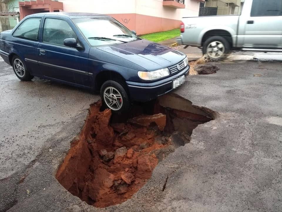 Ve&iacute;culo ficou pendurado e precisou ser rebocado para ser retirado do local