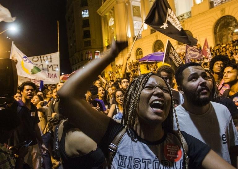 Ato contra falta de recursos para Museu Nacional lota a Cinel&acirc;ndia, no Rio