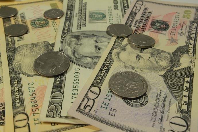 Em linha com exterior, d&oacute;lar abre em forte alta ante real